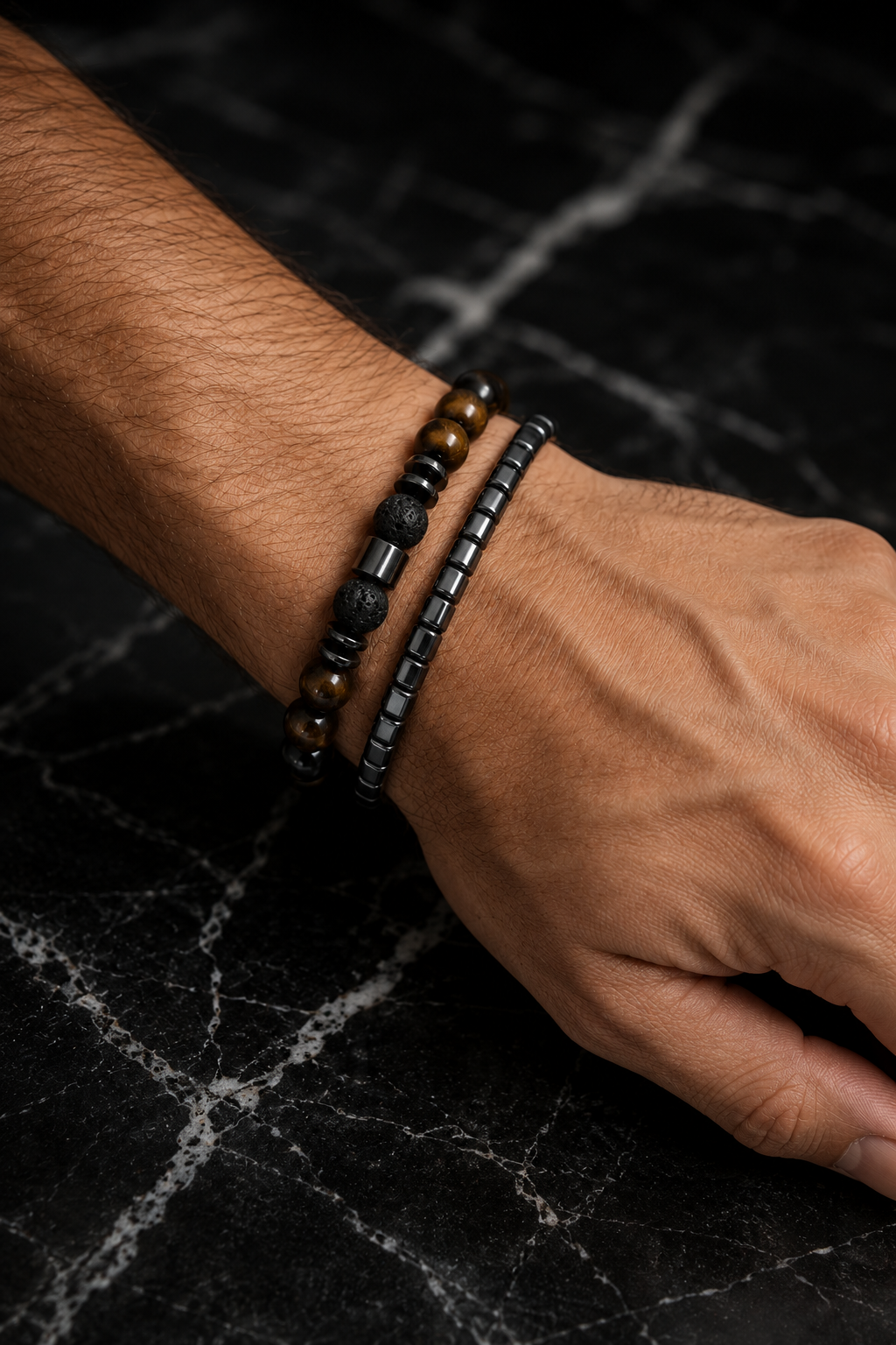 Las dos pulseras usadas juntas en la misma muñeca