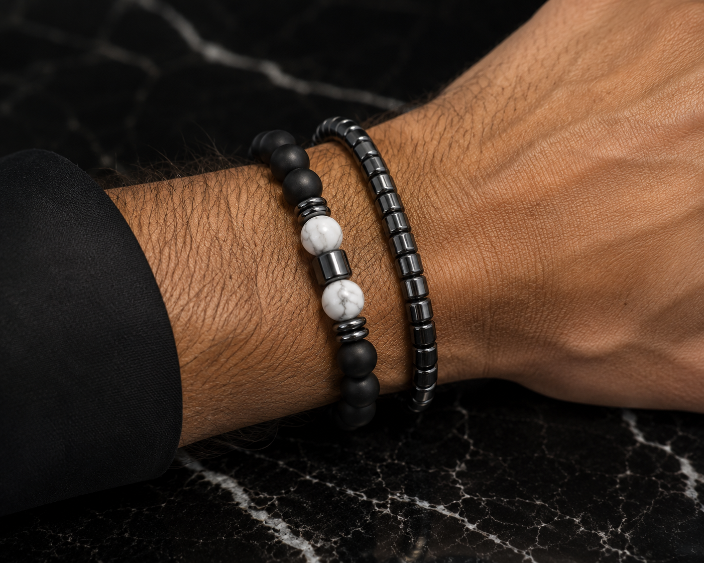 Las dos pulseras usadas juntas en la misma muñeca