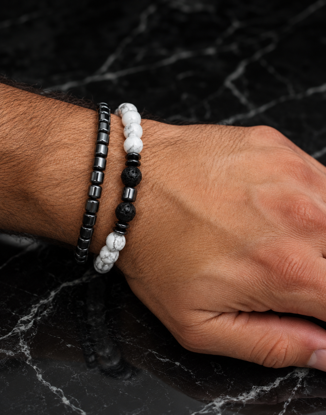 Las dos pulseras usadas juntas en la misma muñeca