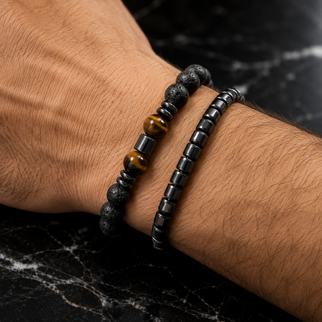 Las dos pulseras usadas juntas en la misma muñeca